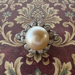 Elegant Pearl and Crystal Statement Ring